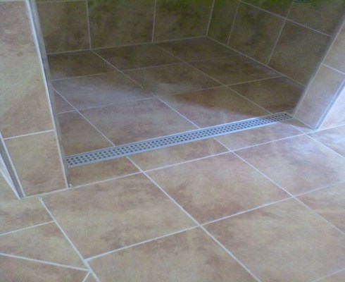 Douche met water afvoerrooster